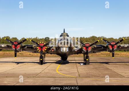 KLEINE-BROGEL, Belgien - 14.September 2019: Boeing B-17 Flying Fortress US Air Force WW2 Bomber Flugzeug auf dem Rollfeld des Kleine-Brogel Airbase. Stockfoto