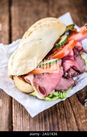 Frischen Sandwich (mit Roastbeef) auf Holz- Hintergrund (selektive Fokus) Stockfoto