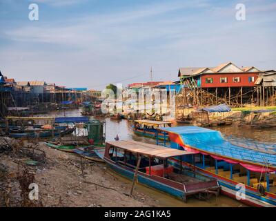 Gestelzt Häuser und Boote bei Kampong Pulka am Tonle Sap See, in der Nähe von Siem Reap in Kambodscha. Stockfoto