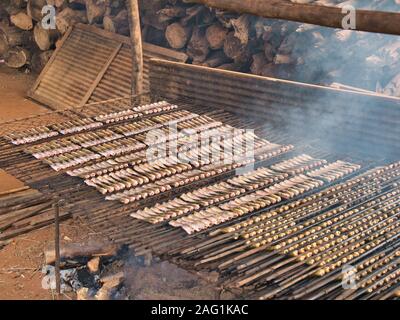 Frisch geräucherten Fisch, Holz auf Spieße bei Kampong Pulka am Tonle Sap See in der Nähe von Siem Reap in Kambodscha. Stockfoto