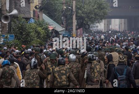 New Delhi, Indien. 17 Dez, 2019. Indische Polizisten konfrontieren Demonstranten in Neu Delhi, Indien, Dez. 17, 2019. Gewalt aus Teilen von Delhi am Dienstag gegen die neue Bürgerschaft Amendment Act (CAA), die durch das Parlament in der vergangenen Woche übergeben wurde berichtet wurde, TV Berichte der Medien sagte. Credit: Javed Dar/Xinhua/Alamy leben Nachrichten Stockfoto