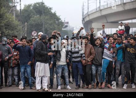 New Delhi, Indien. 17 Dez, 2019. Protesters shout Slogans während eines Protestes in Neu Delhi, Indien, Dez. 17, 2019. Gewalt aus Teilen von Delhi am Dienstag gegen die neue Bürgerschaft Amendment Act (CAA), die durch das Parlament in der vergangenen Woche übergeben wurde berichtet wurde, TV Berichte der Medien sagte. Credit: Javed Dar/Xinhua/Alamy leben Nachrichten Stockfoto