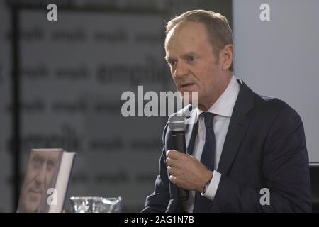 Wroclaw, Polen. 17 Dez, 2019. Wroclaw, Polen. Dezember 17th, 2019. Donald Tusk, dem Präsidenten der Europäischen Volkspartei und der ehemalige Präsident des Europäischen Rates fördert in seinem Buch Empik Renoma in Wroclaw, Polen. Im Bild: Donald Tusk Credit: Piotr Zajac/Alamy leben Nachrichten Stockfoto