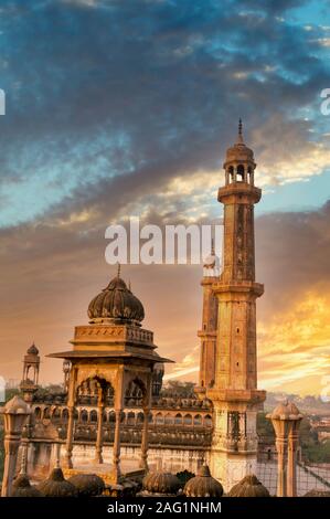 Vertikaler Kuppel und Türme einer Moschee Stockfoto