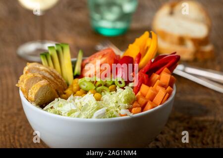 Buddha Schüssel mit Huhn auf Holz Stockfoto