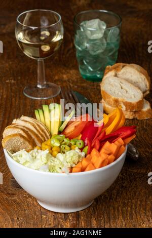 Buddha Schüssel mit Huhn auf Holz Stockfoto