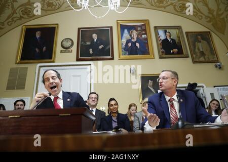 Washington, District of Columbia, USA. 17 Dez, 2019. United States Vertreter JAMIE RASKIN (MD), links, und die Vereinigten Staaten Vertreter Doug Collins (Rep), Ranking, US-Repräsentantenhauses, Sprechen während einer uns Hausordnung Ausschuss Anhörung zum Amtsenthebungsverfahren gegen Präsident Trumpf. Credit: Andrew Harnik - POOL/CNP/ZUMA Draht/Alamy leben Nachrichten Stockfoto