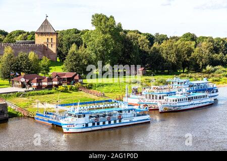 In Weliki Nowgorod, Russland - 23. August 2019: River Cruise passenger Katamarane ein günstig am Fluss Wolchow. Nowgorod - berühmte antike russische Stadt Stockfoto