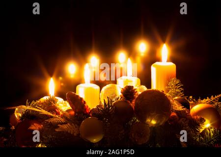 Weihnachten Kranz mit vier brennenden gelben Kerzen, Advent, Heiligabend, schwarzer Hintergrund, Kopie Raum Stockfoto
