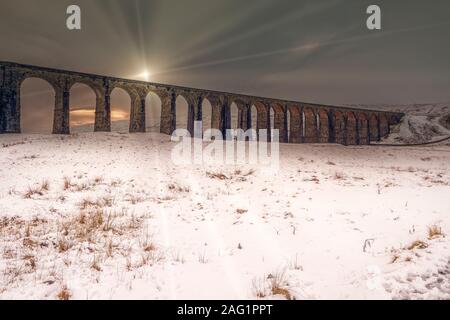 Die ribblehead Viadukt oder Batty Moss Viadukt trägt die Vereinbaren - Carlisle railway über Batty Moss in den Ribble Valley bei Ribblehead, in Nord orkshi Stockfoto