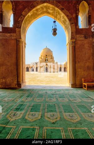 Waschung Brunnen im Hof der Ibn Tulun Moschee durch einen der Bögen der östlichen Vorhalle gerahmt Stockfoto