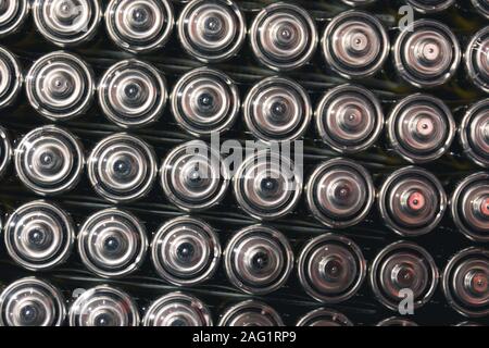 Ansicht von oben Hintergrund Textur von elektrischen Batterien und Akkumulatoren AAA AA verpackt nahe beieinander, noch in seinem ursprünglichen Verpackungen aus Kunststoff. Stockfoto