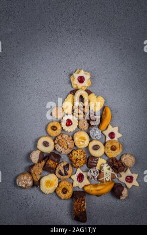 Weihnachtsbaum aus verschiedenen Cookies. Urlaub Hintergrund, backen Konzept. Stockfoto