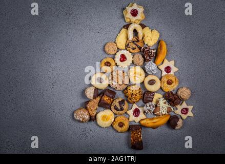Weihnachtsbaum aus verschiedenen Cookies. Urlaub Hintergrund, backen Konzept. Stockfoto
