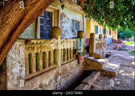 Fassade aus einem Haus im Dorf in der ländlichen Gemeinde von Geziret El Dahab Insel Stockfoto