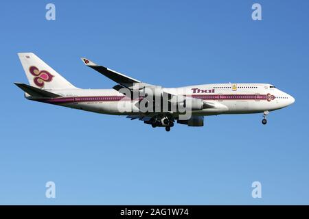 Thai Airways Boeing 747-400 mit der Registrierung HS-TGG auf kurze letzte für die Piste 04 L der Kopenhagener Flughafen Kastrup. Stockfoto