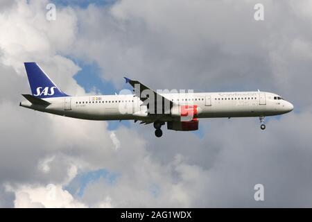 Scandinavian Airlines SAS Airbus A 321-200 mit der Registrierung OY - KBE auf kurze letzte für die Piste 04 L der Kopenhagener Flughafen Kastrup. Stockfoto