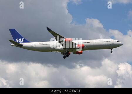 Scandinavian Airlines SAS Airbus A340-300 mit der Registrierung OY-KBI auf kurze letzte für die Piste 04 L der Kopenhagener Flughafen Kastrup. Stockfoto