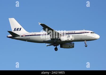 Scandinavian Airlines SAS Airbus A319-100 in speziellen retro Livree mit Registrierung OY-KBO auf kurze letzte für die Piste 04 L der Flughafen Kopenhagen, Kastru Stockfoto