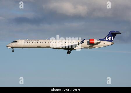 Scandinavian Airlines SAS Bombardier CRJ900 mit der Registrierung OY - KFA auf kurze letzte für die Piste 04 L der Kopenhagener Flughafen Kastrup. Stockfoto