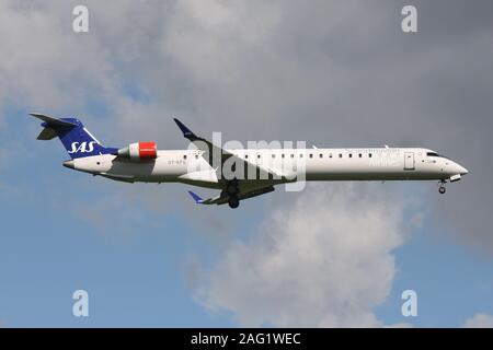 Scandinavian Airlines SAS Bombardier CRJ900 mit der Registrierung OY - KFG auf kurze letzte für die Piste 04 L der Kopenhagener Flughafen Kastrup. Stockfoto