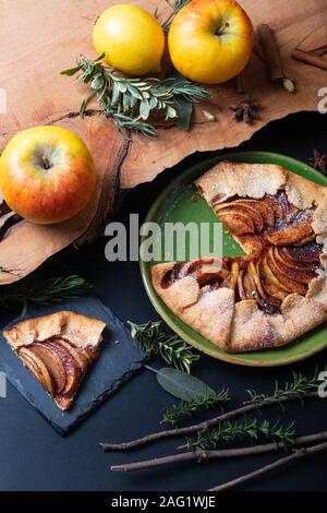 Essen Konzept frisch gebackene golden Hausgemachte Bio Apple Galette pie buttrige Kruste in mit Kopie Raum Stockfoto