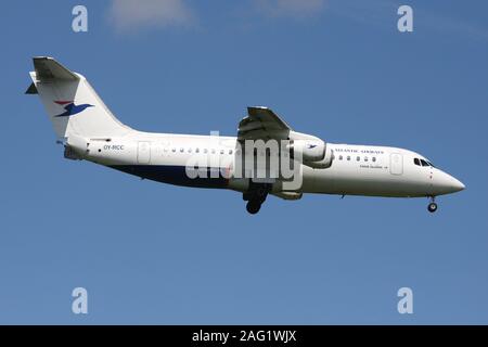 Atlantic Airways Avro RJ100 mit der Registrierung OY - RCC auf kurze letzte für die Piste 04 L der Kopenhagener Flughafen Kastrup. Stockfoto