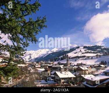 Skilift Dorf La Clusaz l Haute-Savoie Stockfoto