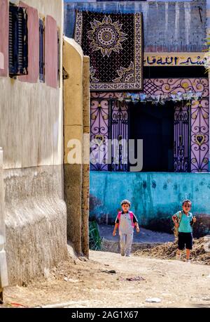 Kinder spielen in den Strassen des Dorfes auf Geziret El Dahab Insel Stockfoto