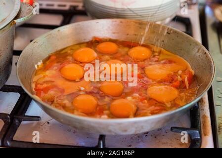In der Nähe Bild von viele Eier gebraten mit Fleisch Stockfoto