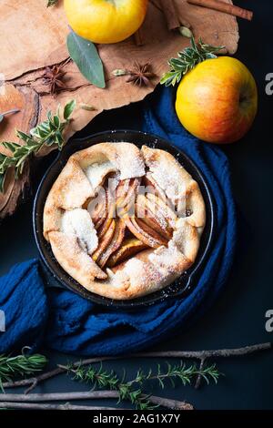 Essen Konzept frisch gebackene golden Hausgemachte Bio Apple Galette pie buttrige Kruste in mit Kopie Raum Stockfoto