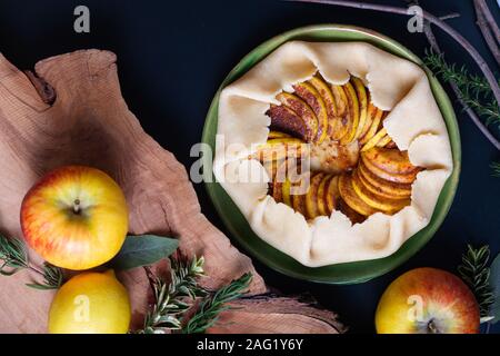 Essen Konzept Vorbereitung für hausgemachte Bio Apple Galette pie buttrige Kruste in mit Kopie Raum Stockfoto