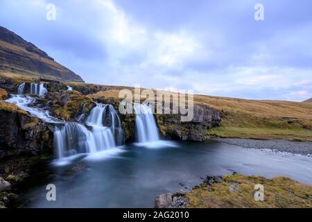 Kirkjufell Berg, Island. Schönen Sonnenuntergang über isländische Landschaft mit Berg- und Wasserfälle Stockfoto