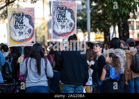 Cacerolazo im Park Weg Stockfoto