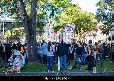 Cacerolazo im Park Weg Stockfoto