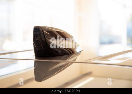 Blick auf die kleinen, modernen Antenne mit Kamera auf weißes Auto Dach Stockfoto