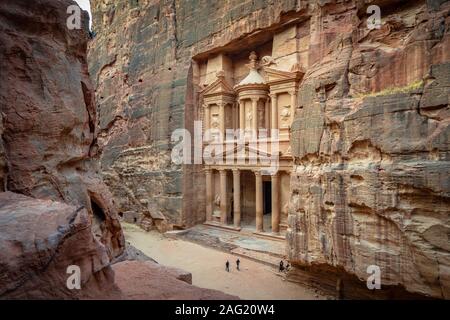 Al-Khazneh (Treasury) ist eine der aufwändigsten Tempel in Petra, Jordanien Stockfoto