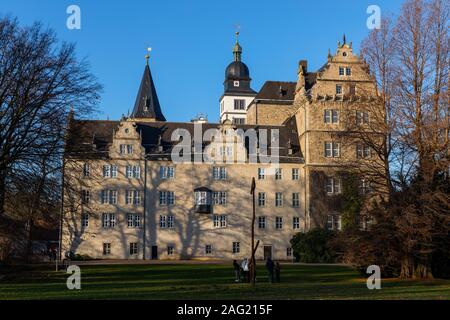 Wolfsburg, Deutschland - Dec 15 2019: Öffentliche Park rund um Schloss Wolfsburg ist ein beliebter Ort für Spaziergänge. Stockfoto