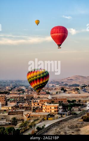 Heißluftballons über die West Bank von Luxor bei Sonnenaufgang Stockfoto