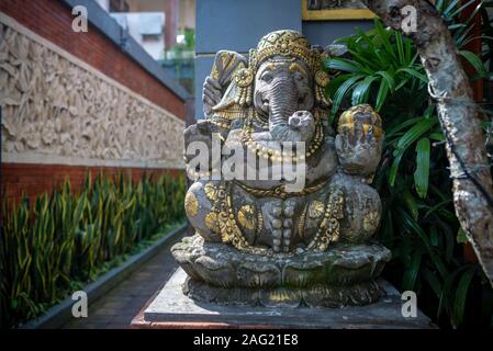Ganesh Statue mit goldenen Details auf Teilweise sonnigen Nachmittag, Ubud, Bali, Indonesien Stockfoto