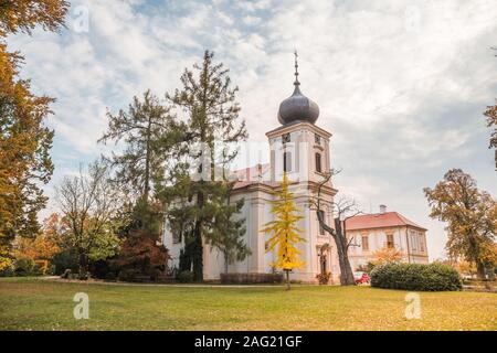 Loucen schloss Blick von Norden, Schloss für Labyrinthe und labyrynths Gärten bekannt. Der Tschechischen Republik. Herbst Szene. Stockfoto