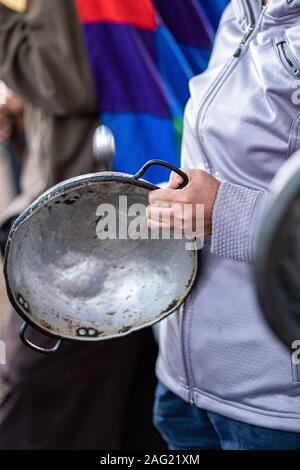 Cacerolazo im Park Weg Stockfoto