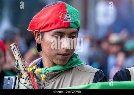 Cacerolazo im Park Weg Stockfoto