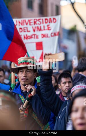 Cacerolazo im Park Weg Stockfoto