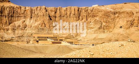 Der Totentempel der Königin Hatschepsut, unterhalb der Klippen in Deir el-Bahari am Westufer des Nils in der Nähe des Tals der Könige befindet Stockfoto
