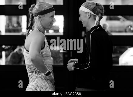 Kiki Bertens der Niederlande & Petra Kvitova der tschechischen Republik vor ihren Halbfinale am 2019 Porsche Tennis Grand Prix WTA Premier Tennis Turnier Stockfoto