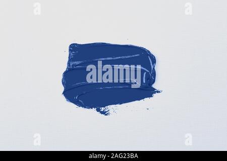 Blau Streichen des Pinsels isoliert auf Weiss. Classic blau Farbe des Jahres 2020 Stockfoto