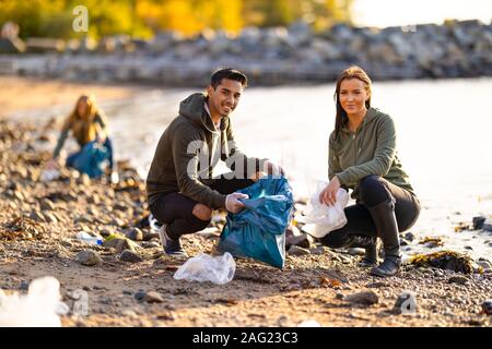 Portrait von lächelnden Umweltschutz freiwillige Reinigung Strand Stockfoto