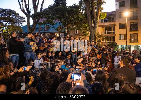 Cacerolazo im Park Weg Stockfoto