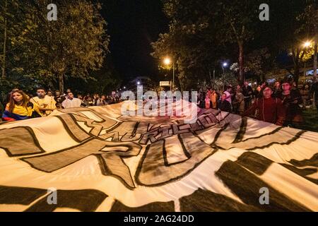 Cacerolazo im Park Weg Stockfoto